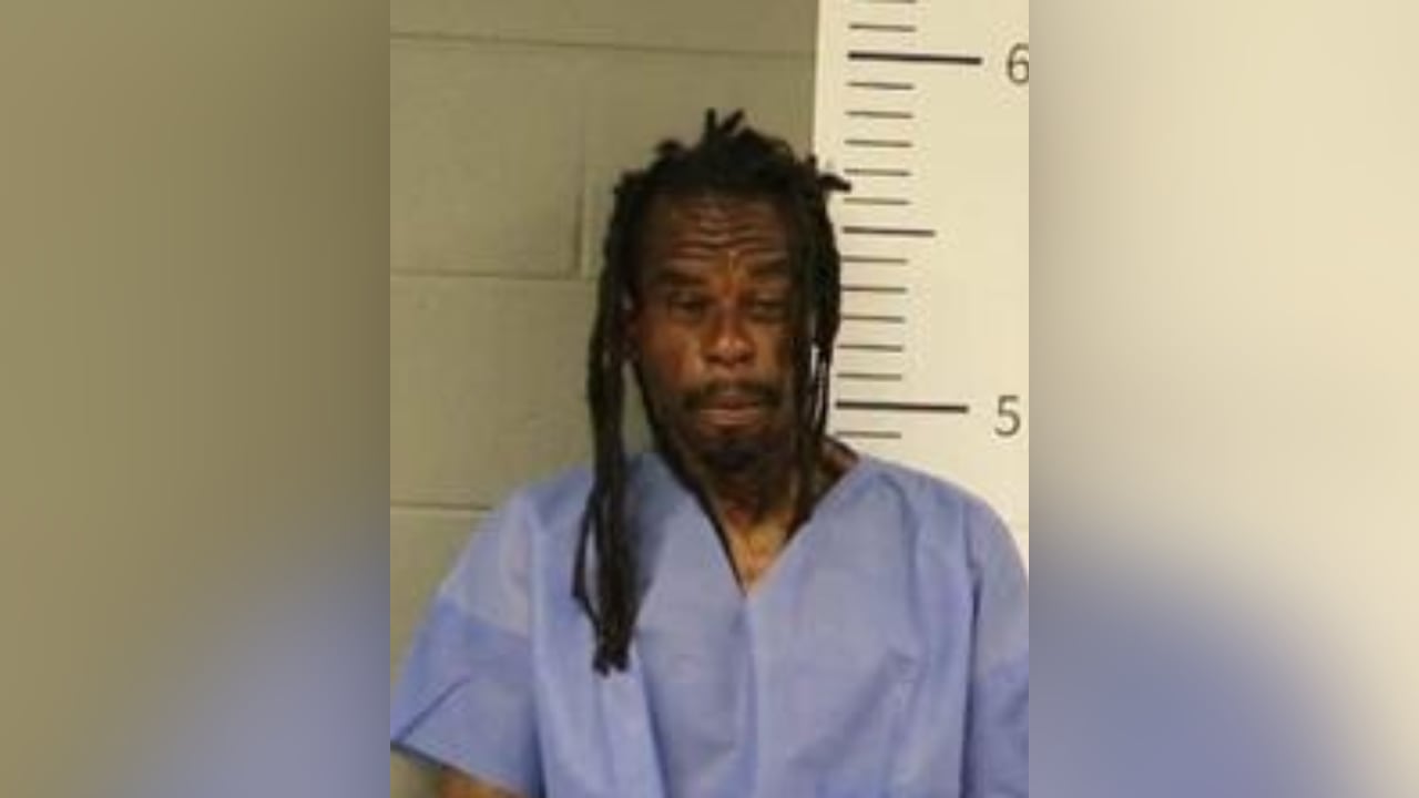 2 officers injured while attempting to arrest stabbing suspect in Leeds