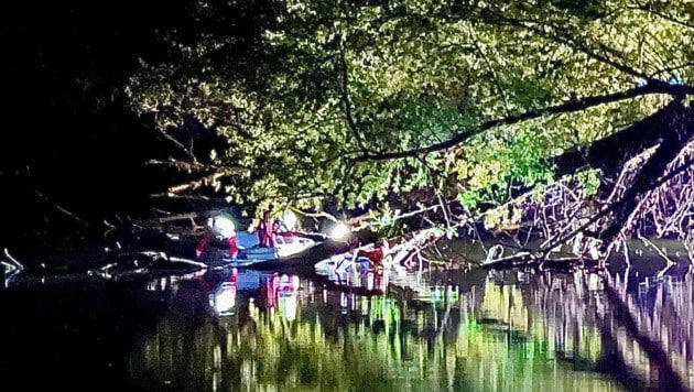 Wasserleiche hing an einem Baum im Salzachsee fest