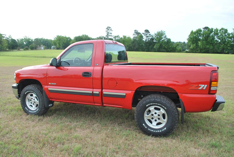 Like-new GMT800 Chevy Silverado single-cab unearthed, and you can buy it