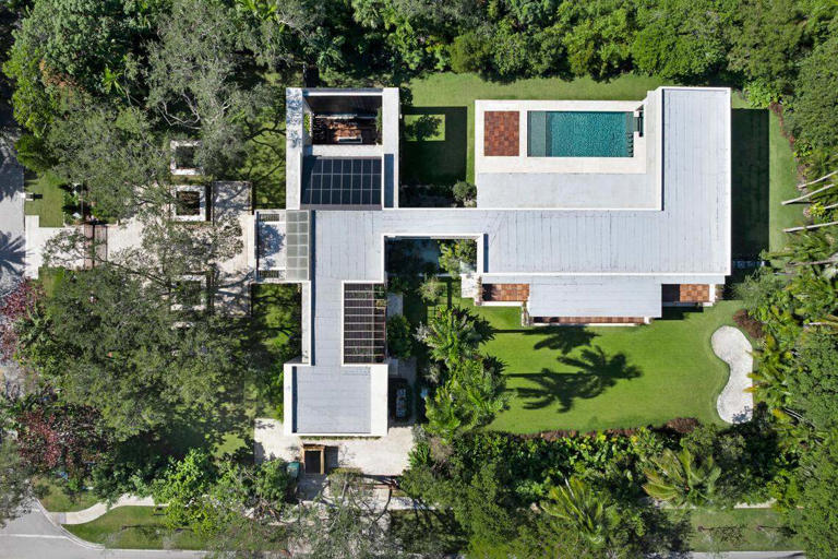 This $25M Pinecrest listing has a putting green and a 70-foot pool ...