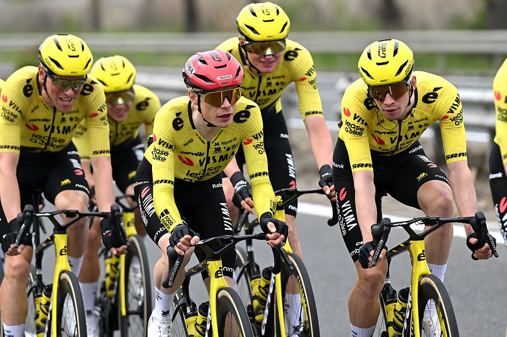 Jonas Vingegaard avoids Giro d'Italia crash as Visma-Lease a Bike ...