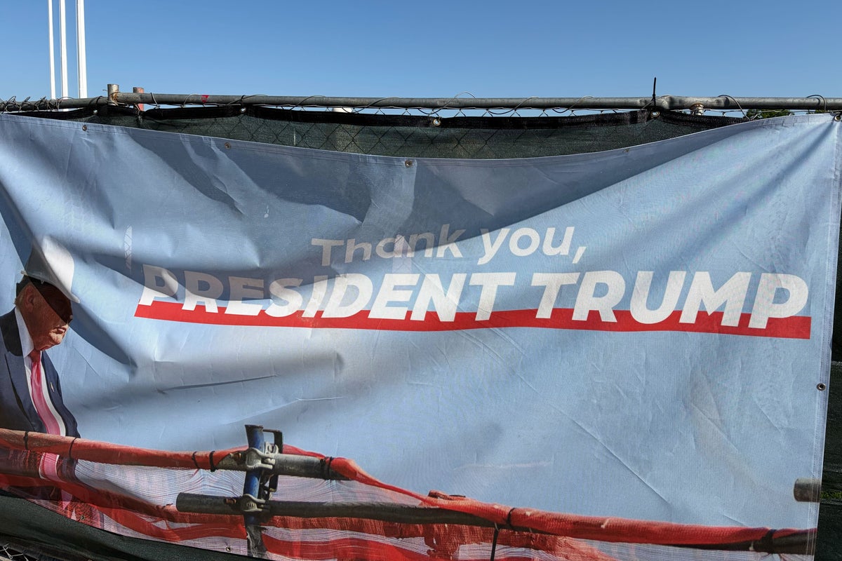 Trump team hangs banners at DC construction sites thanking him