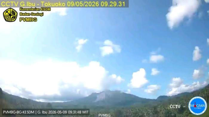 Gunung Ibu di Halmahera Barat kembali erupsi, warga diminta jauhi ...