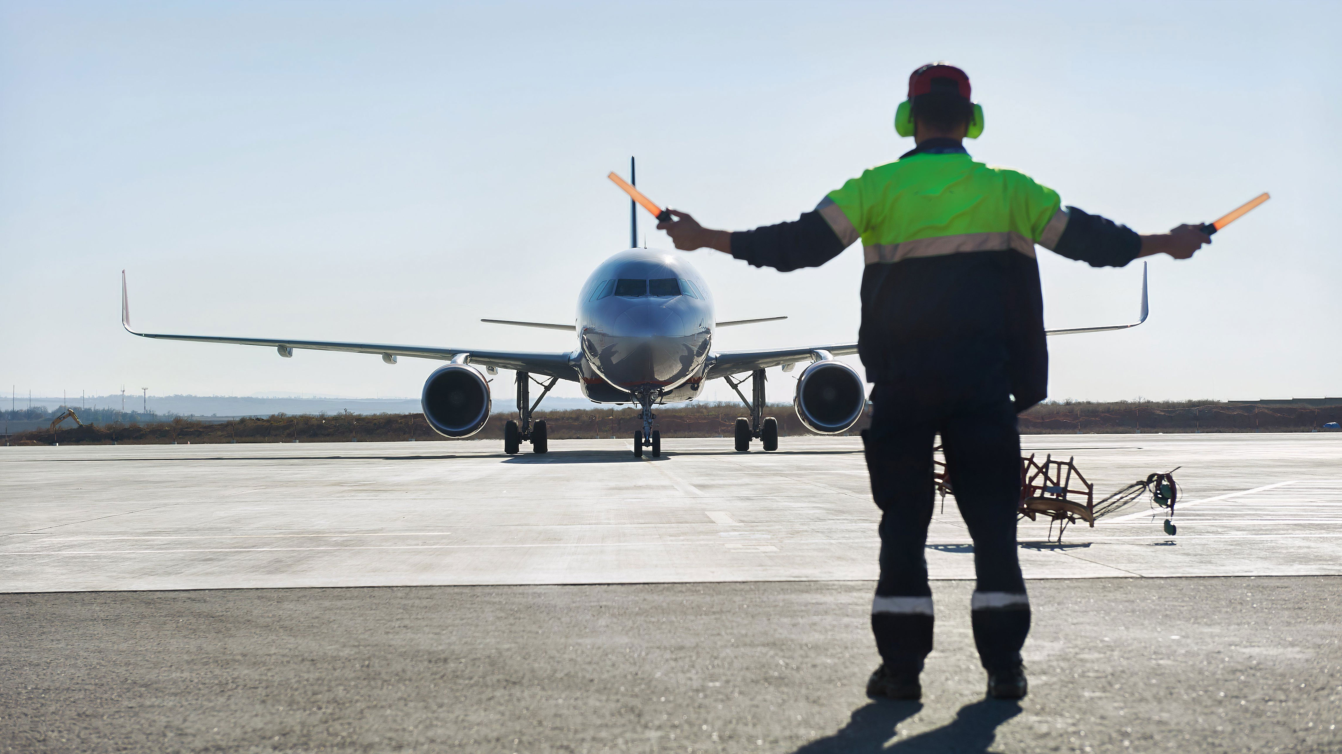 Aircraft dispatchers: The invisible crew members keeping your flight on ...
