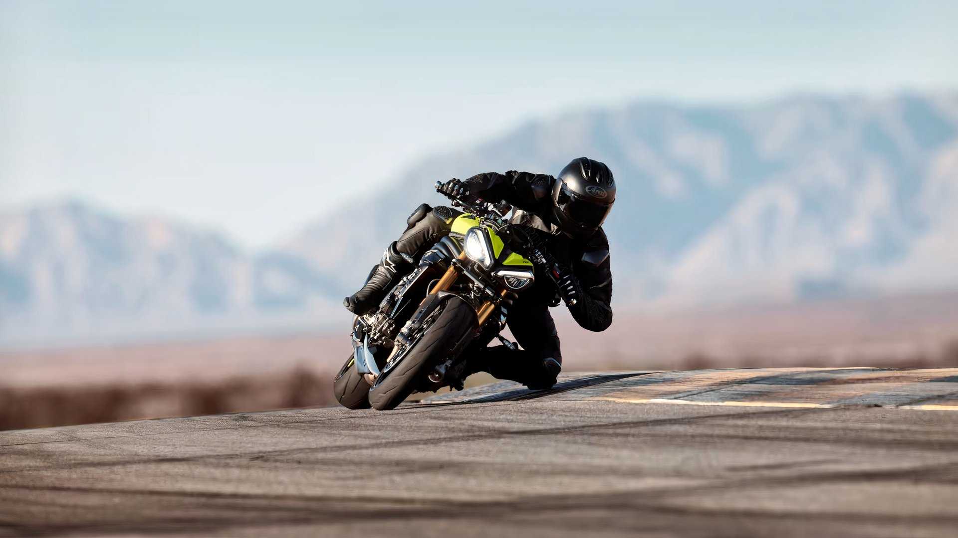 Triumph Speed Triple 1200 RX knee-down cornering