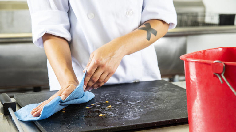 10 things restaurant employees know that customers don't