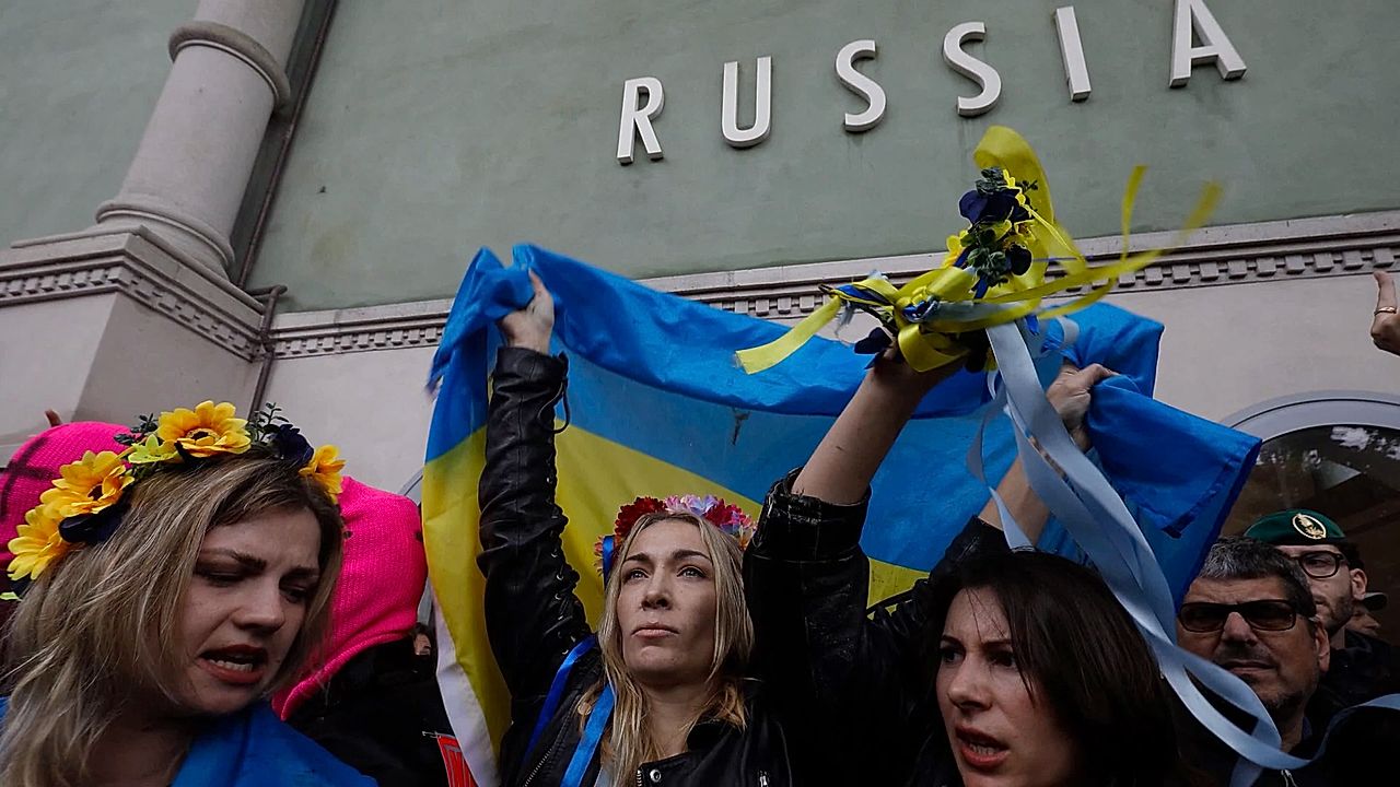 Pussy Riot bloquea el pabellón de Rusia en la Bienal de Venecia como ...