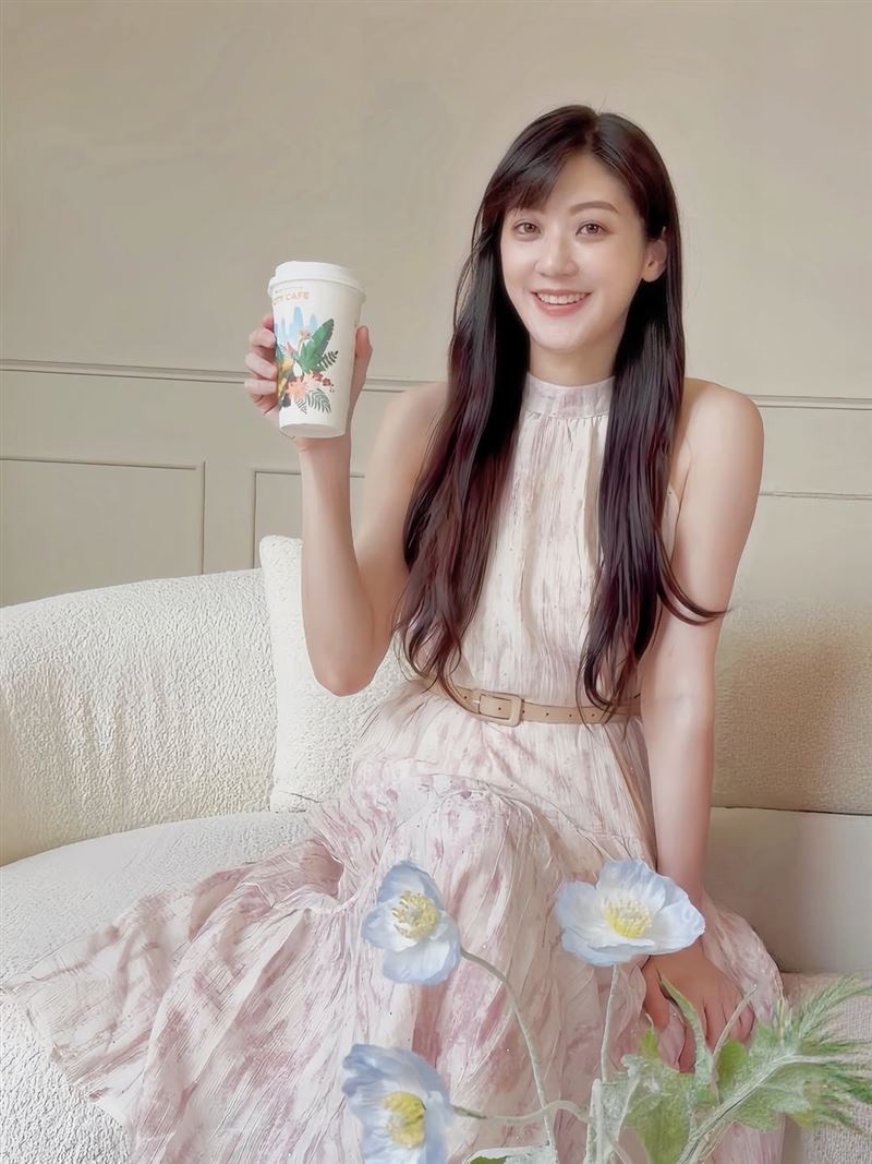 林逸欣曬喝咖啡美照!走出父親逝世悲痛 露肩粉色洋裝露齒燦笑好氣色
