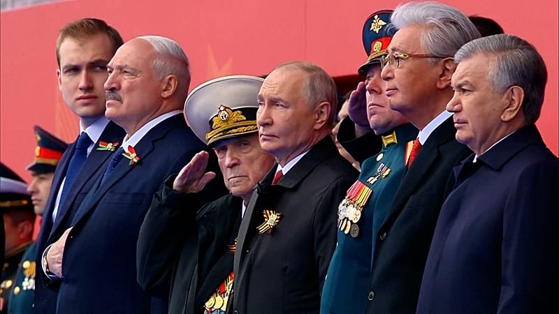 Videó: Putyin vezeti a moszkvai győzelem napi katonai díszszemlét