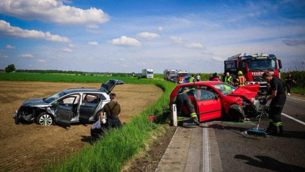 Beide Fahrzeuge wurden bei dem Aufprall schwer beschädigt.