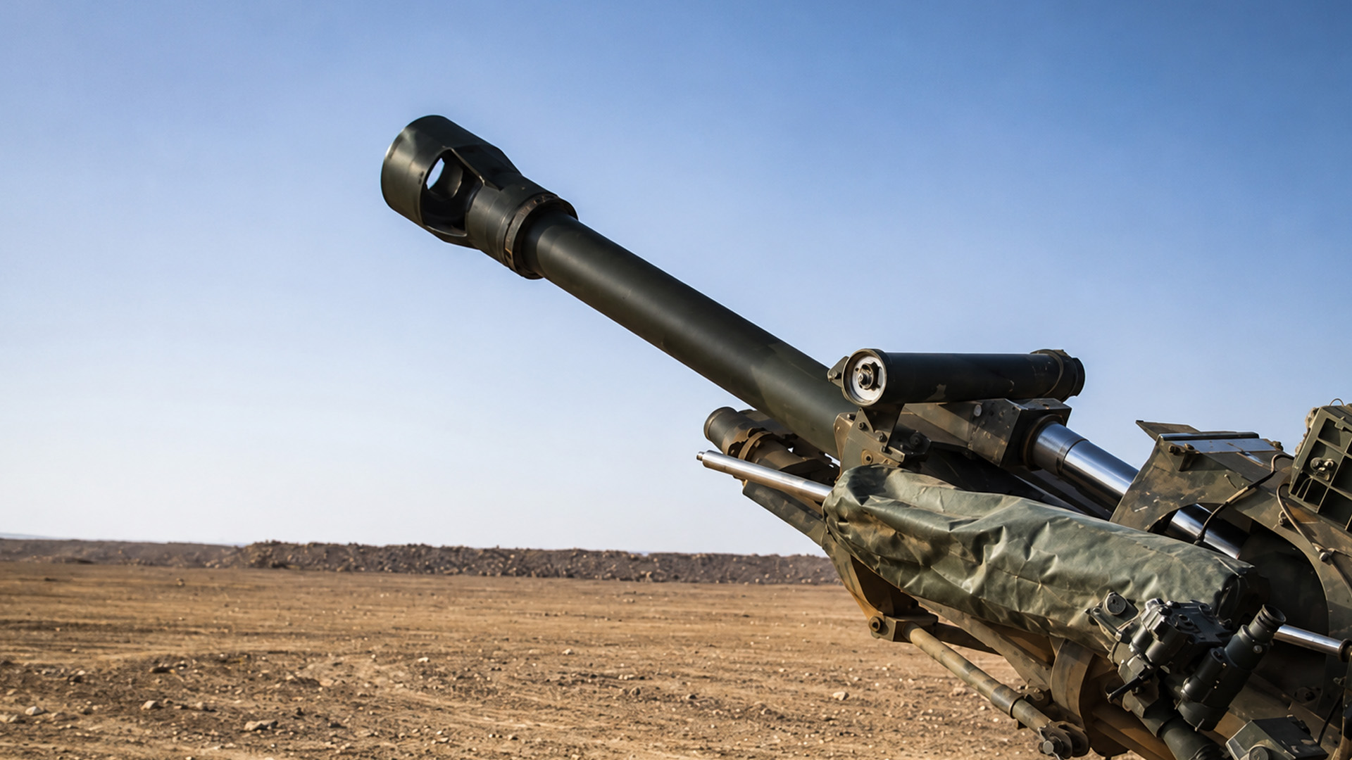 US airborne soldiers fire artillery in live training