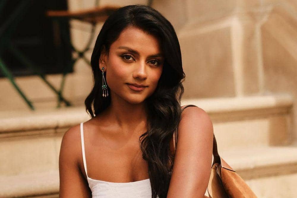 5 fakta keluarga Simone Ashley, asisten Miranda di The DWP 2