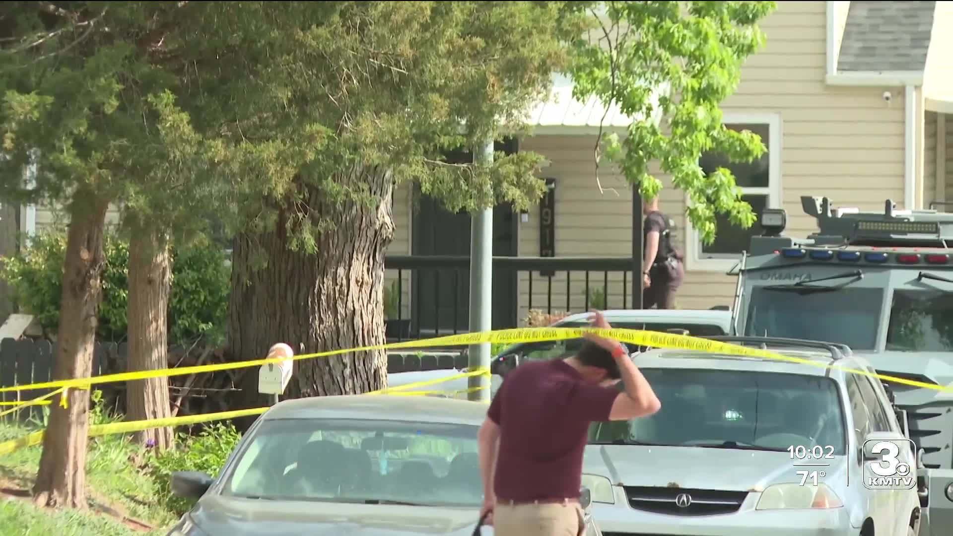 Douglas County deputy shot in leg, suspect killed during warrant arrest ...