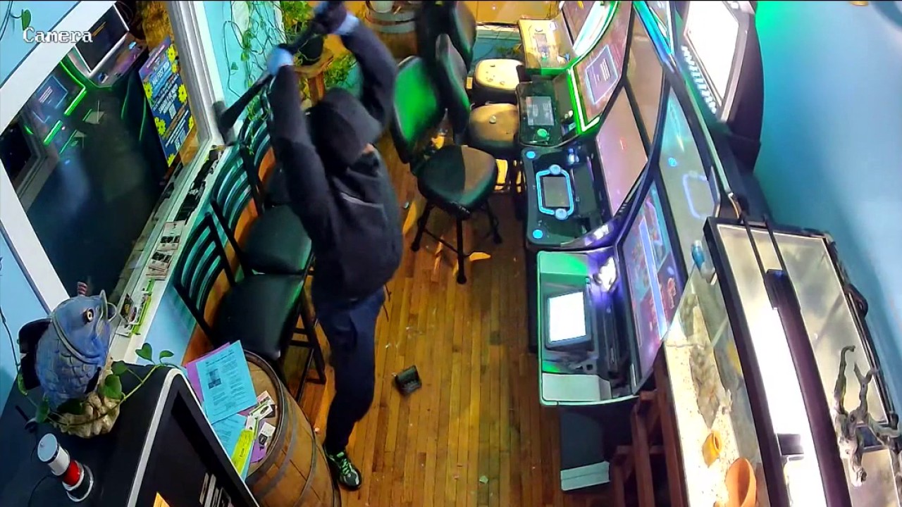 Sash-and-grab burglary in Blue Island caught on camera