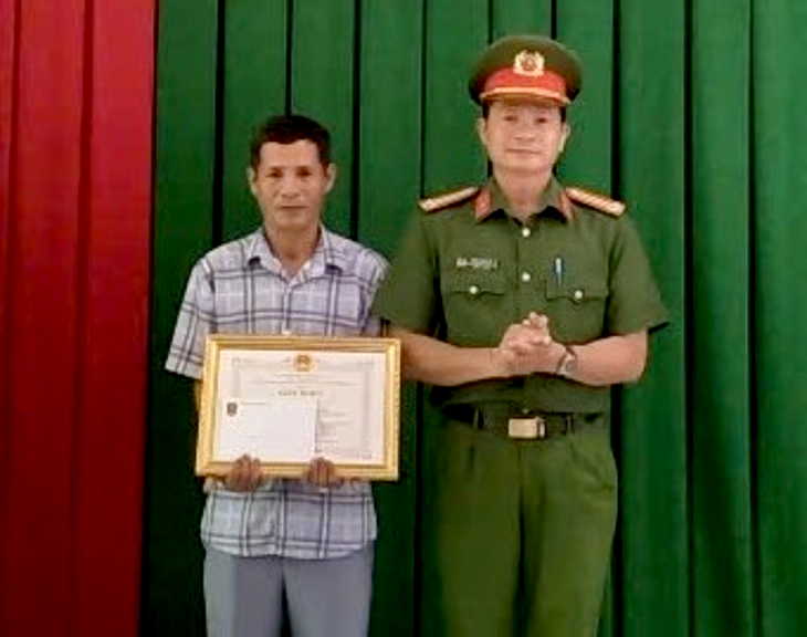 Khen thưởng người đàn ông lao xuống sông cứu nữ sinh nhảy cầu tự tử