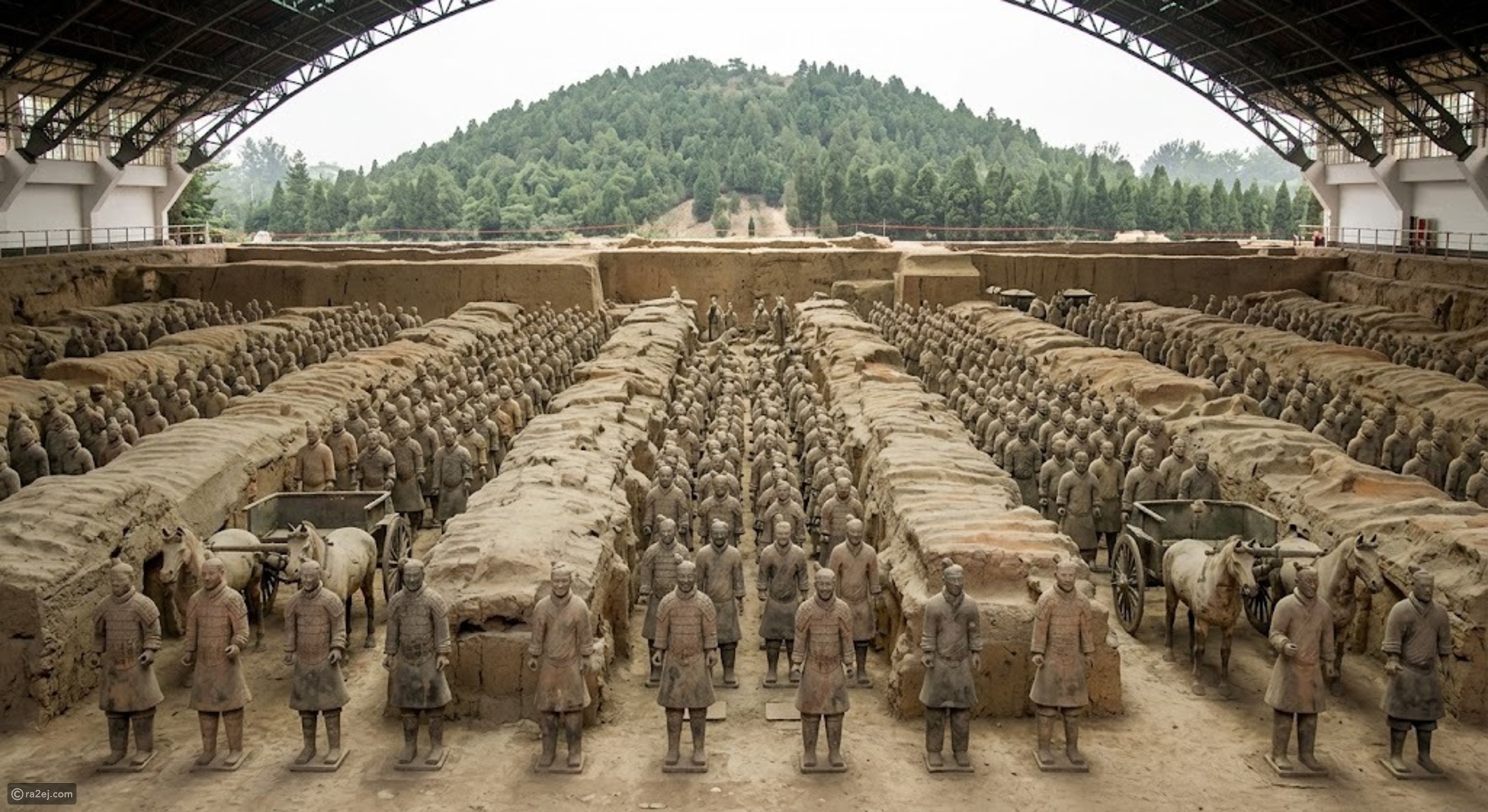 Why are archaeologists afraid to enter this tomb in China?