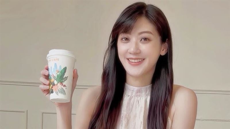 林逸欣曬喝咖啡美照!走出父親逝世悲痛 露肩粉色洋裝露齒燦笑好氣色