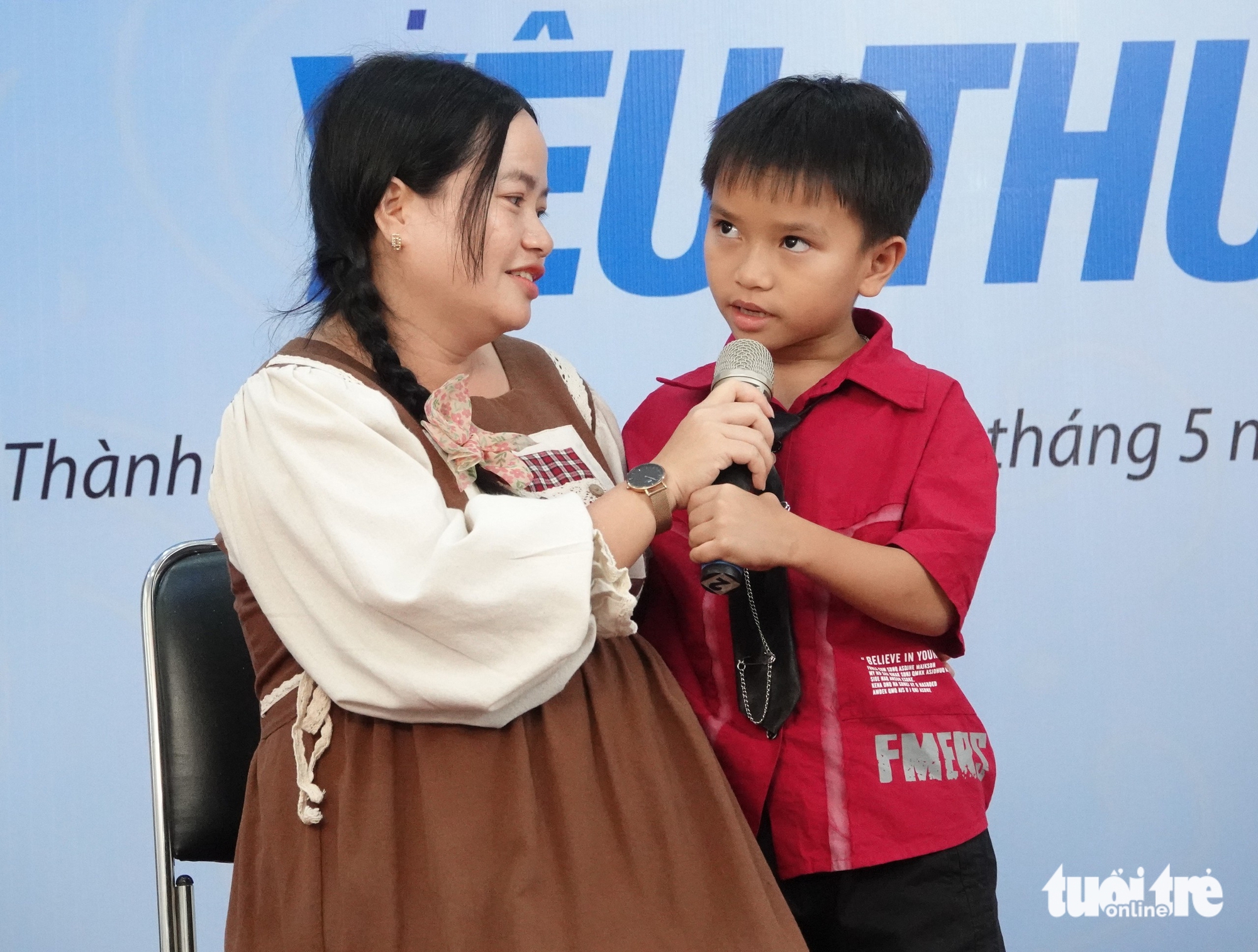 Khán phòng rớt nước mắt khi mẹ lên sân khấu thi kể chuyện cùng con