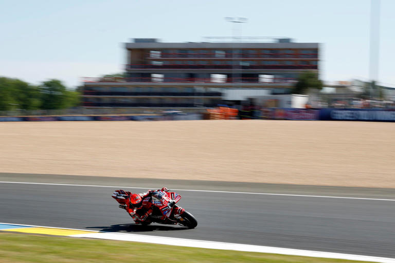 Caduta per Marc Marquez nella sprint di Le Mans: il volo, il piede ...