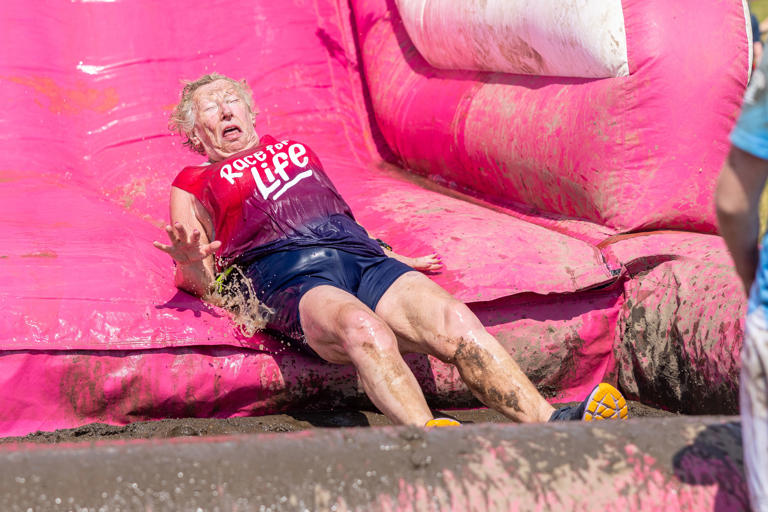 Race for Life Pretty Muddy run: Hundreds get filthy on Southsea Common ...