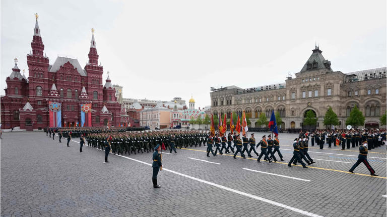 45 Minuten, keine Panzer, keine Raketen: Putins Mini-Parade