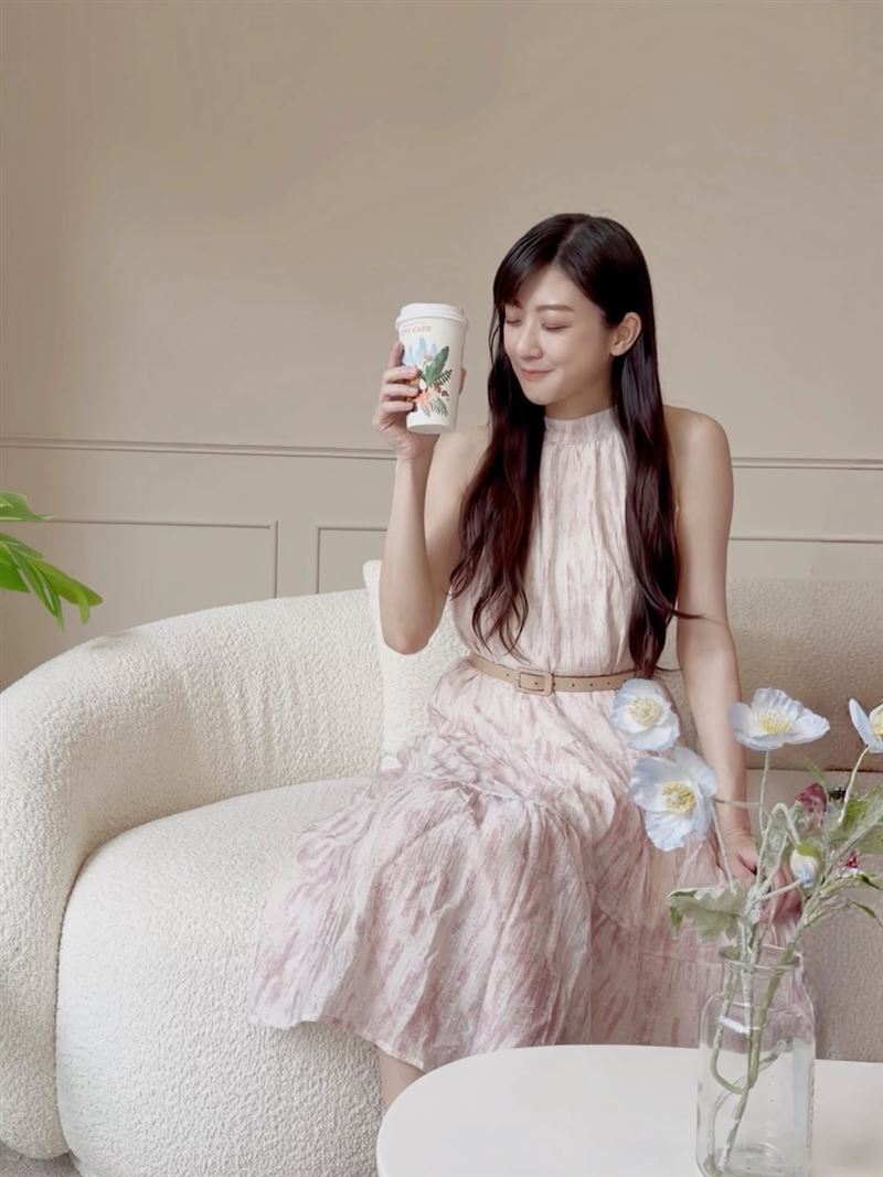 林逸欣曬喝咖啡美照!走出父親逝世悲痛 露肩粉色洋裝露齒燦笑好氣色