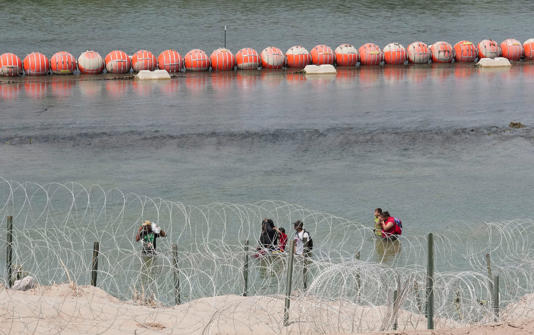 Chains of buoys across the Rio Grande to prevent illegal migrants from crossing from Mexico - Zuma Press/eyevine
