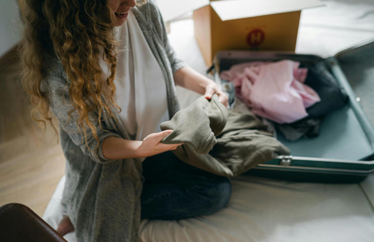 Μην ξαναδιπλώσεις τα ρούχα: Το packing hack που αλλάζει τα πάντα στη ...