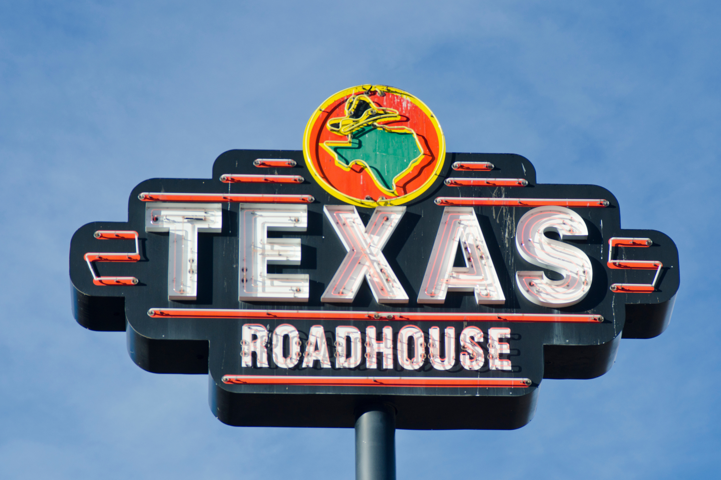 Stock image: Colorado Springs, United States – November 17, 2011: A Texas Roadhouse restaurant sign
