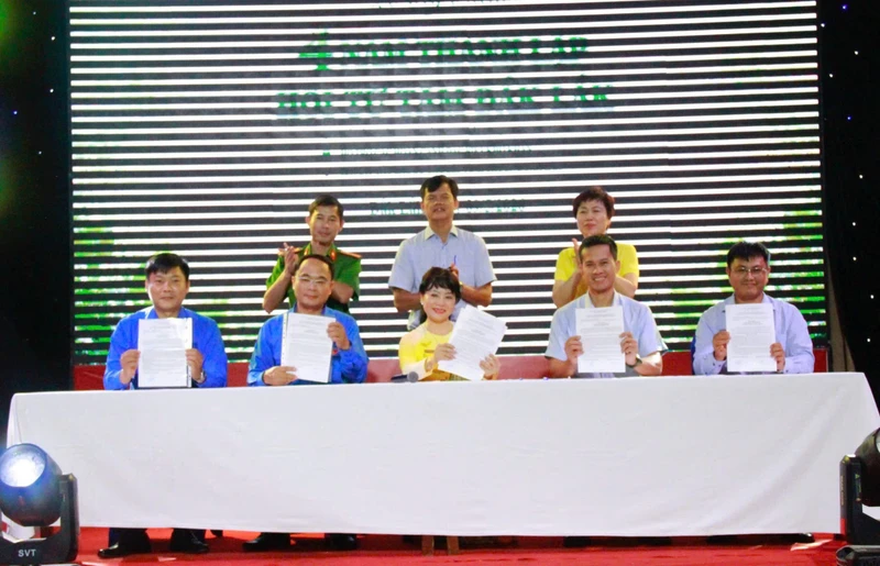 Hàng nghìn học sinh, sinh viên hiếu học được nhận học bổng