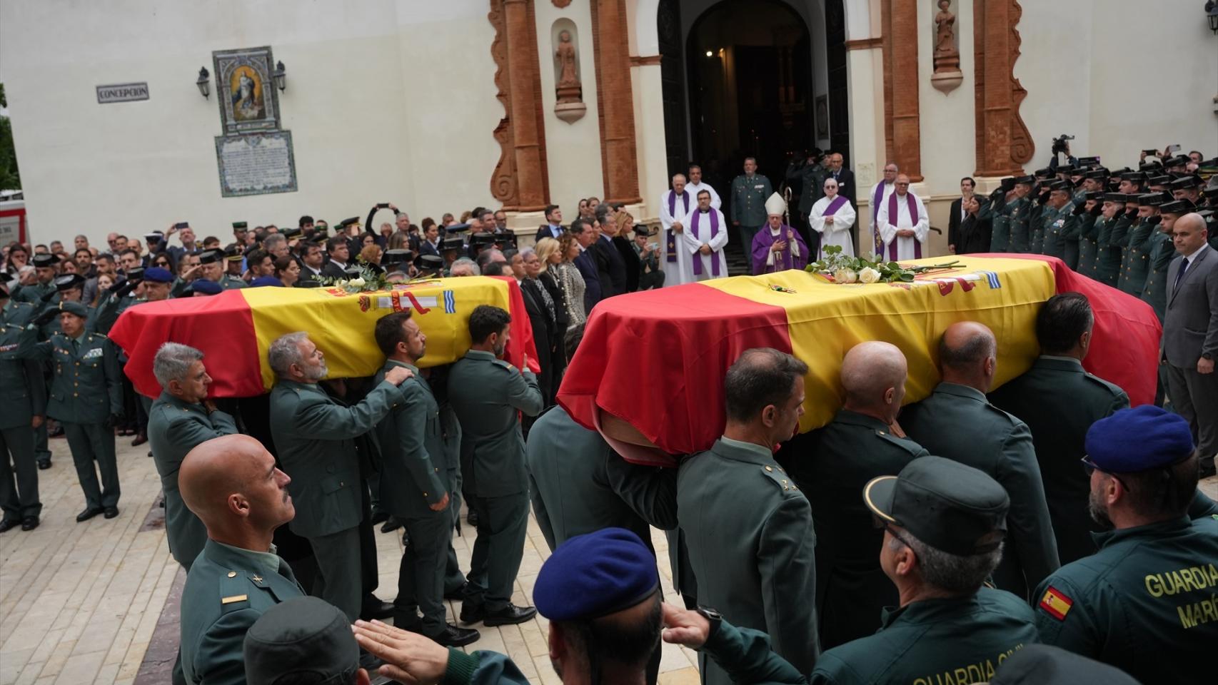 El Gobierno deja sola a María Jesús Montero aguantando el chaparrón en el  funeral de los guardias civiles en Huelva