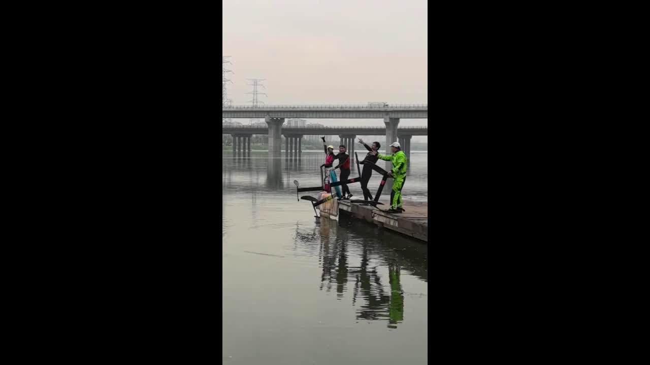 Group hydrofoil boarding attempt ends in group fall in Shaanxi, China