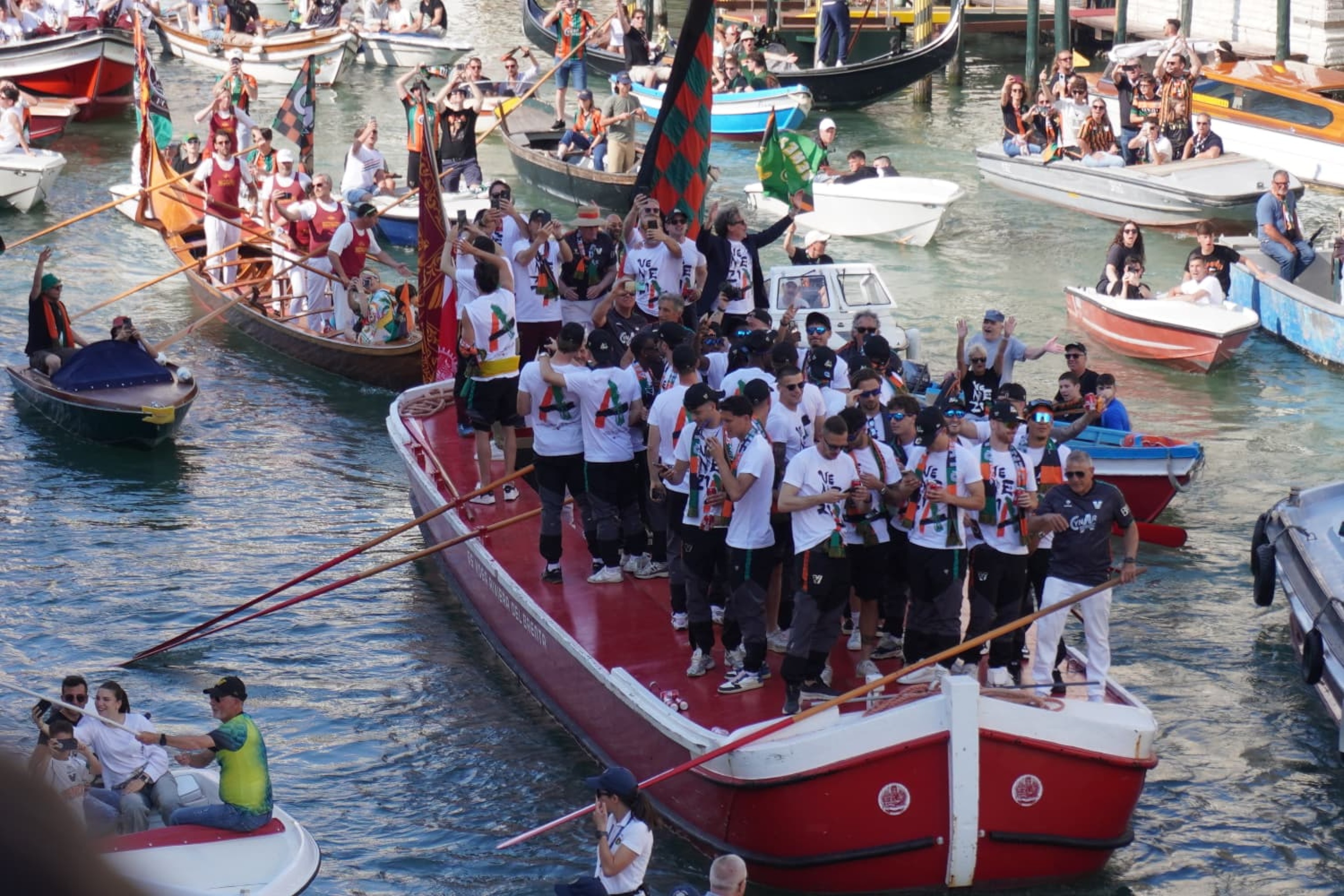 Il Venezia festeggia la A con un corteo acqueo in Canal Grande