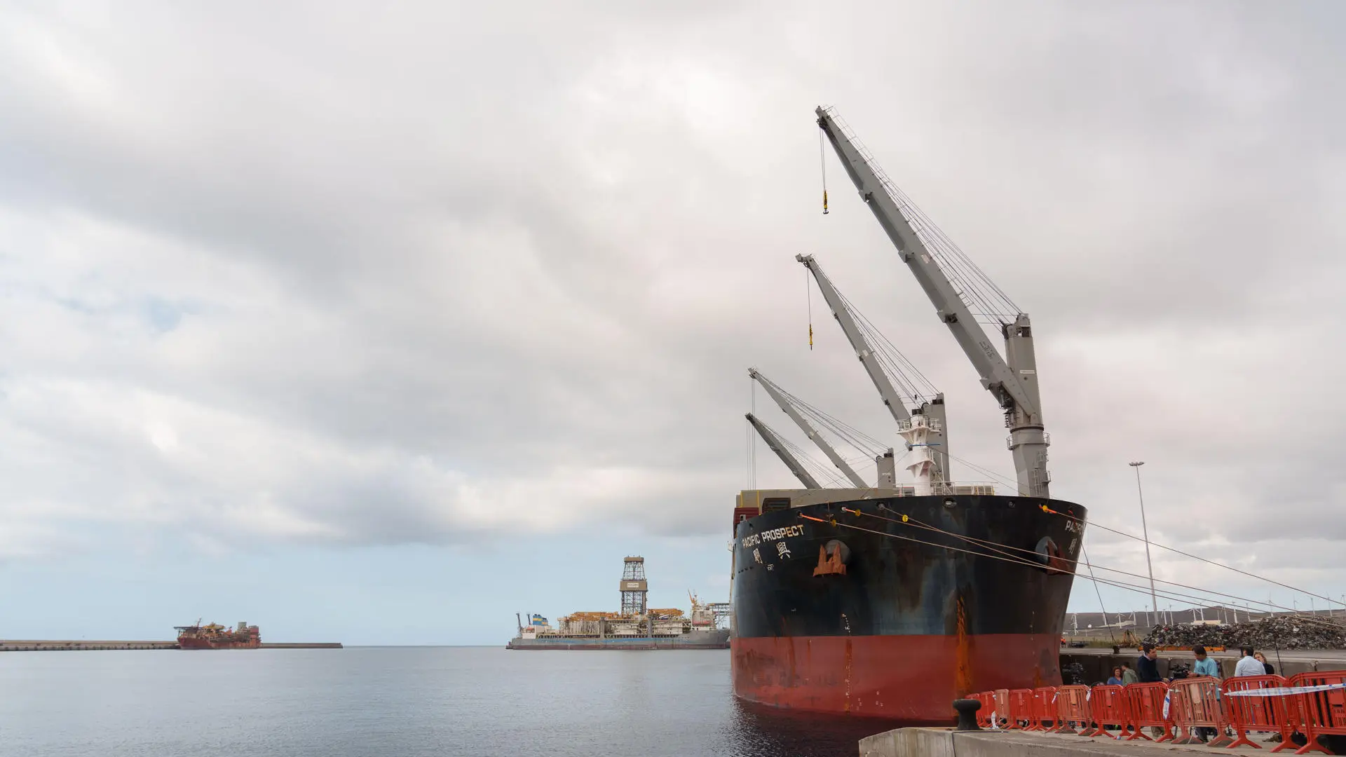 Máxima expectación en el puerto de Tenerife por la evacuación de las ...