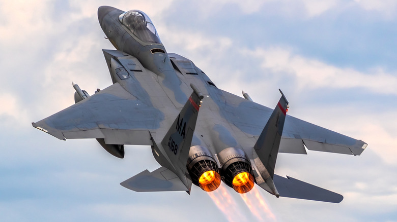 The reason why fighter jets are so loud