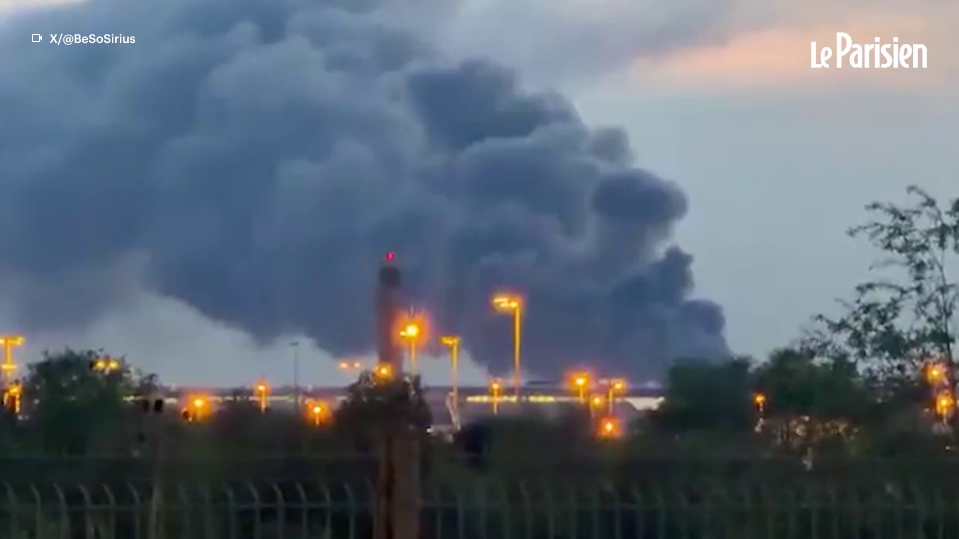 Un impressionnant incendie eprès de l’aéroport de Roissy-Charles de Gaulle