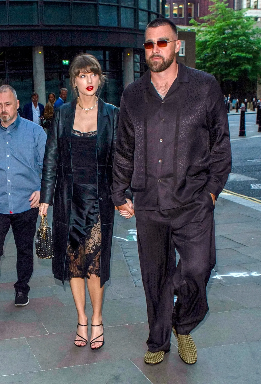 Taylor Swift và chồng sắp cưới diện mốt đồ ngủ lên phố