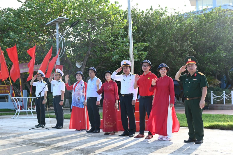 Mang ra tình cảm, mang về niềm tin: Hải trình nối đất liền với Trường Sa