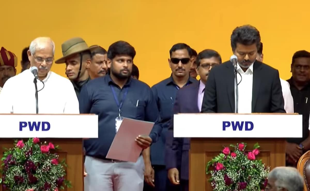 Vijay oath ceremony live updates: Vijay takes oath with 9 TVK leaders ...
