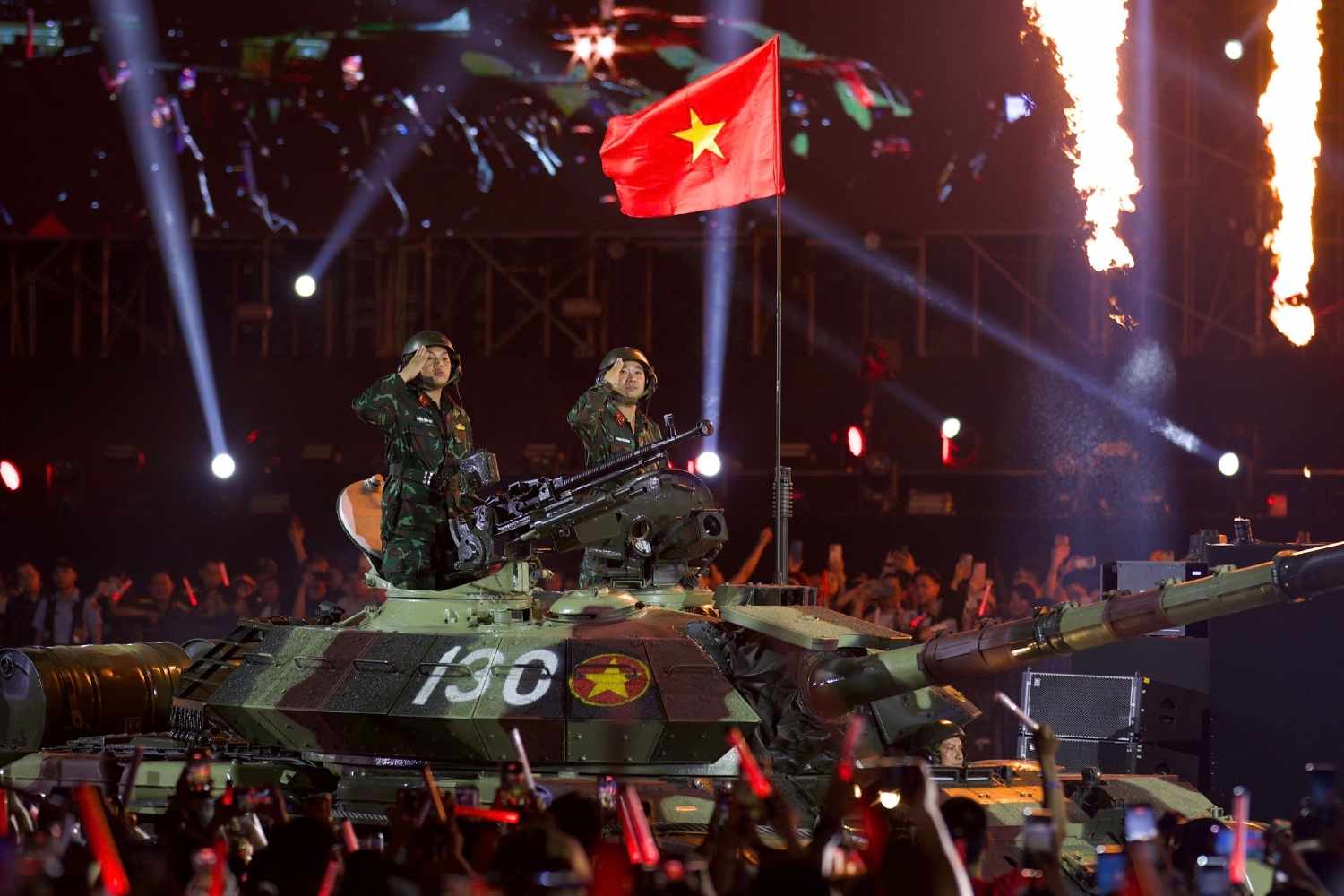Cận cảnh xe tăng T-54B tại trường đua F1 Mỹ Đình trong Sao nhập ngũ concert