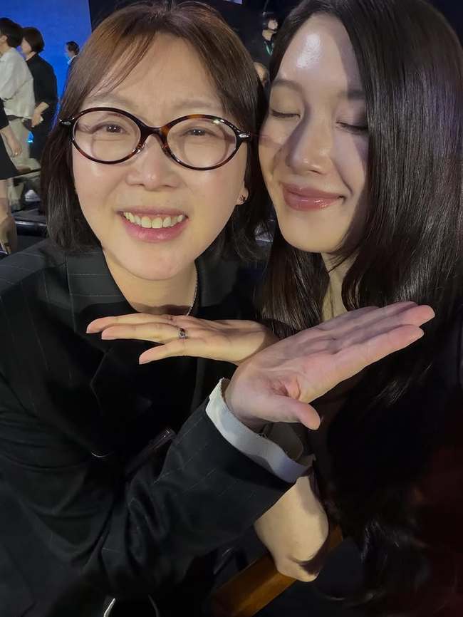 파격 드레스 입은 문가영, 좌 박찬욱 우 유해진…영광의 순간 백상 비하인드