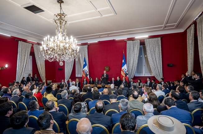 142 alcaldes respaldan al gobierno tras cita con Kast en La Moneda