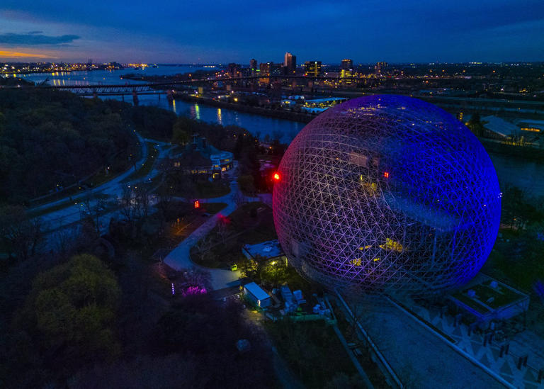 Photo gallery: Habs fever - Montreal's skyline lights up blue, white, red