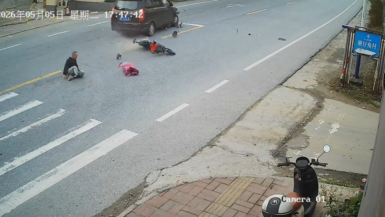 Elderly e-bike rider struck in hit-and-run crash in Guangdong, China
