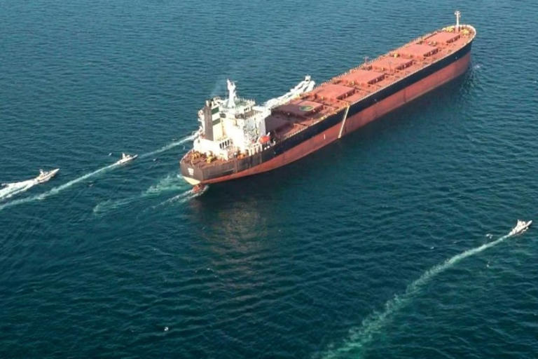 Un navire frappé par un projectile au large des côtes du Qatar
