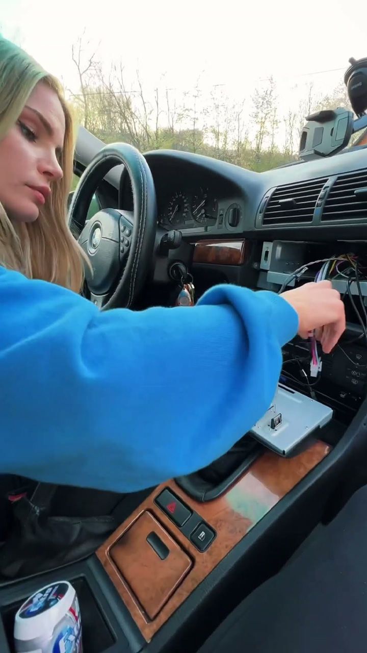 BMW E39 Innenraum-Upgrade mit neuem Touchscreen-Radio