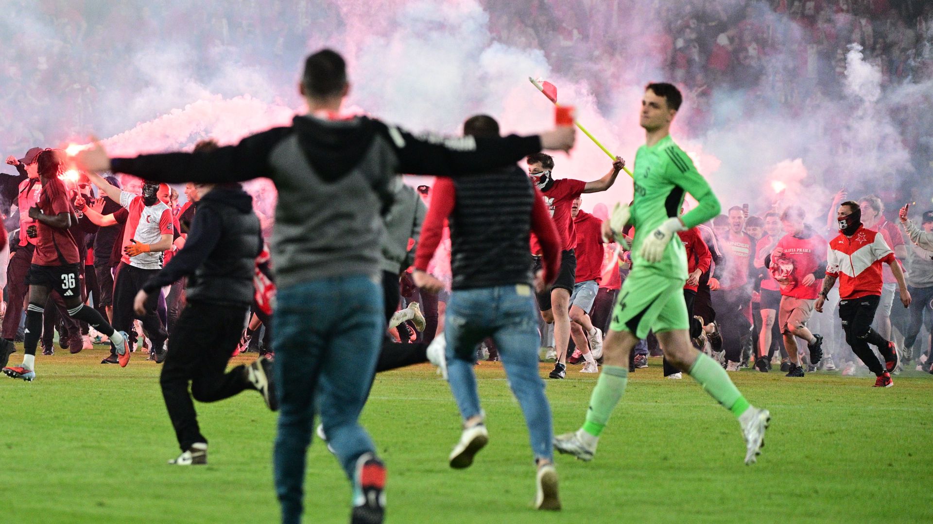 Tschechien: Slavia-Prag-Fans stürmen Platz und verhindern Meisterfeier