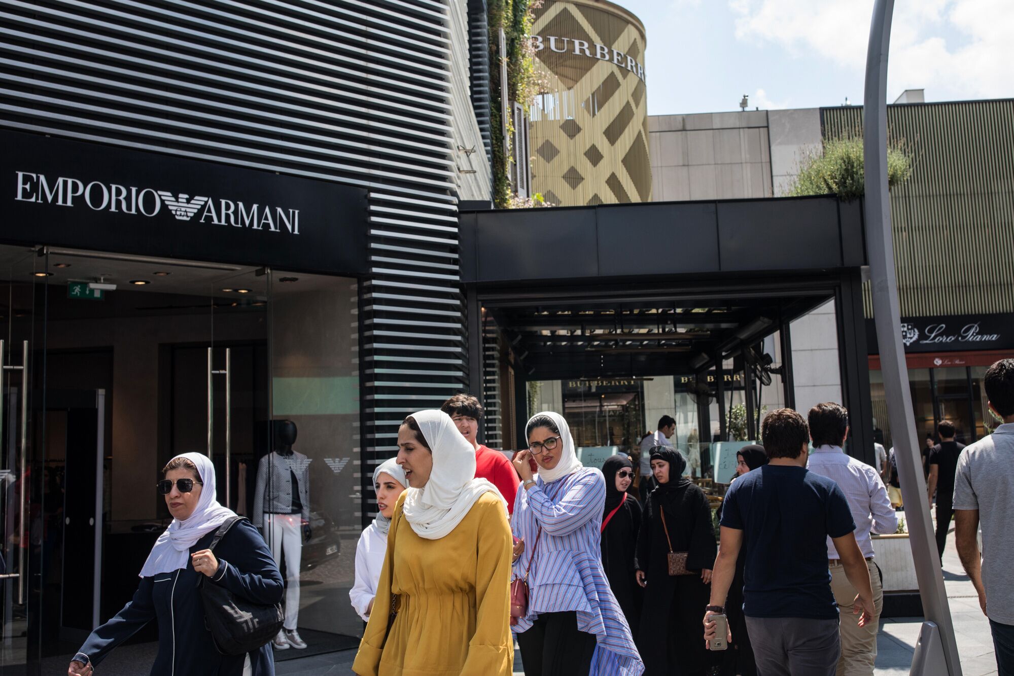 Armani may split stake for sale to follow will, Repubblica says
