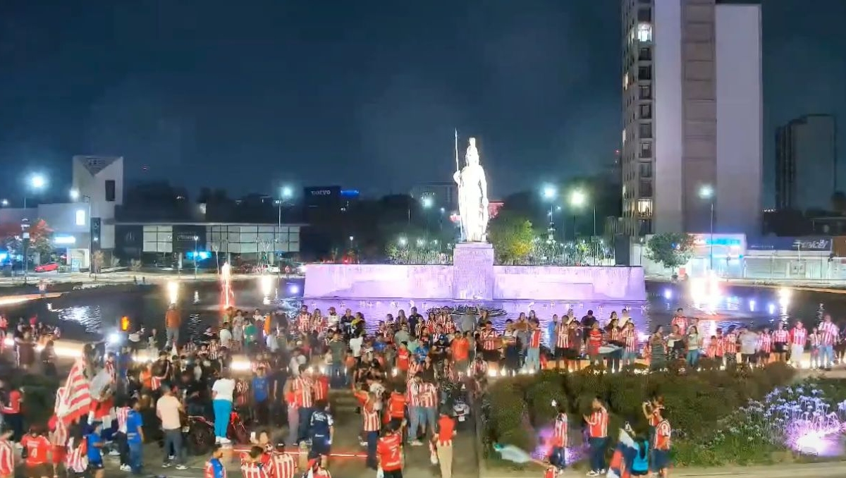 Aficionados de Chivas celebran en La Minerva el pase a semifinales