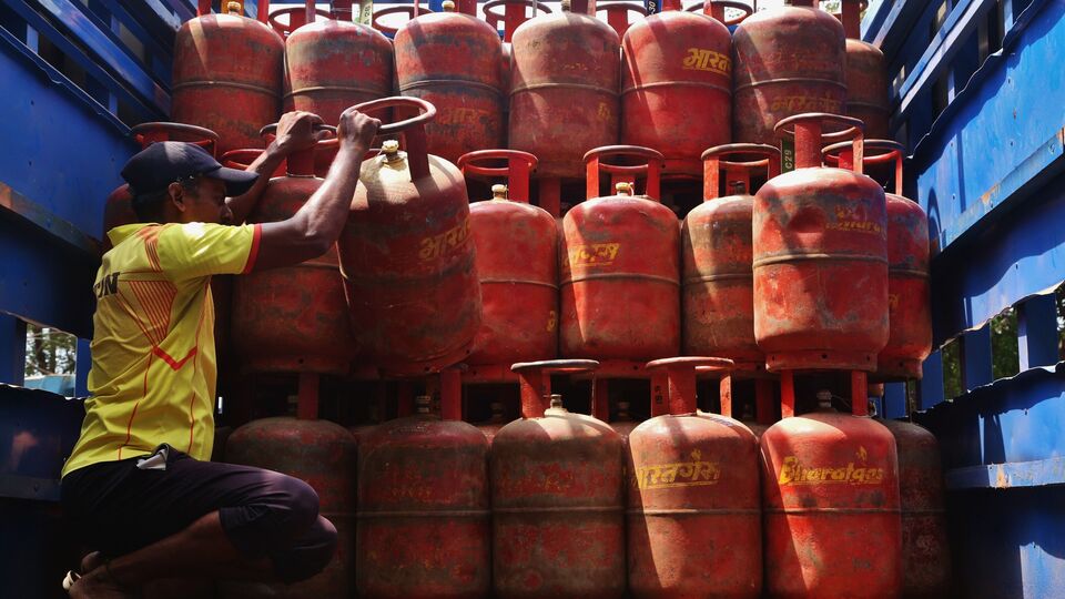 LPG gas cylinder price on 10 May: Check domestic and commercial cooking ...